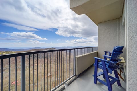 Steps to Slopes! Mtn-View Sugar Top Condo w/ Pool Apartment in Sugar Mountain