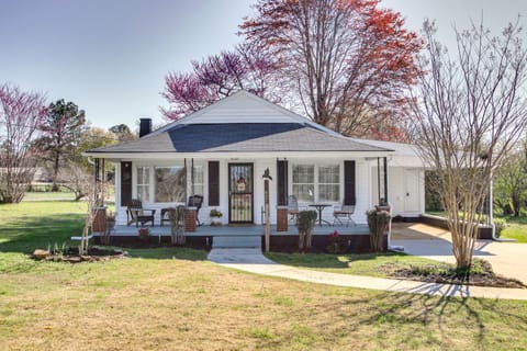 Killen Vacation Rental ~ 4 Mi to Wilson Lake! Cottage in Alabama