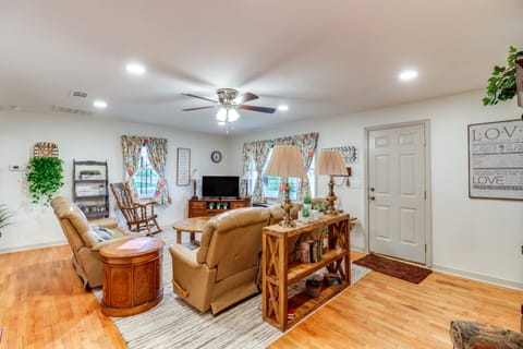 Historic Greers Ferry Home < 2 Mi to Shiloh Marina House in Greers Ferry Lake