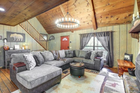 Secluded Sevierville Cabin: Hot Tub & Mtn Views! House in Sevier County