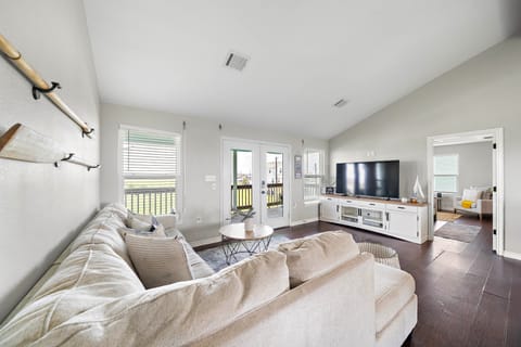 3 Blocks to the Beach! Peaceful Galveston Getaway House in Hitchcock