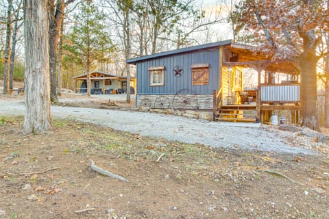 Serene & Cozy Studio Cabin: Walk to Norfork Lake! Apartment in Norfork Lake