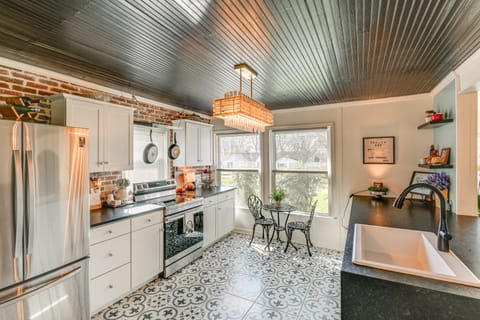 Columbia Cottage w/ Patio: 1 Mi to Downtown! Cottage in Columbia