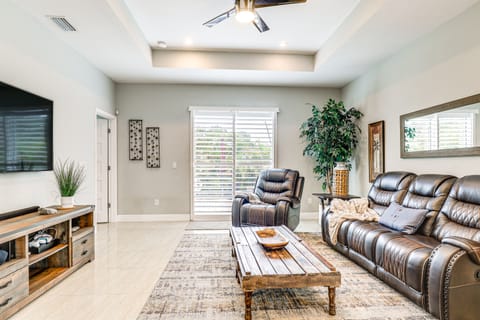 Tampa Home w/ Fire Pit, Yard, Cornhole + More! House in Tampa