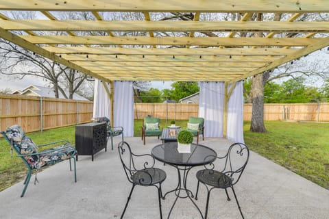 1 Mi to Dtwn Waco! Lovely Home w/ Fire Pit Table House in Waco