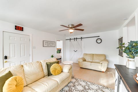 1 Mi to Dtwn Waco! Lovely Home w/ Fire Pit Table House in Waco