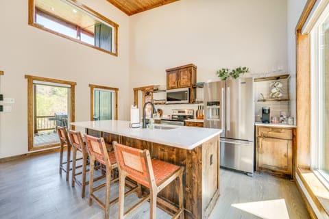 Broken Bow Cabin ~ 5 Mi to State Park w/ Hot Tub! House in Broken Bow