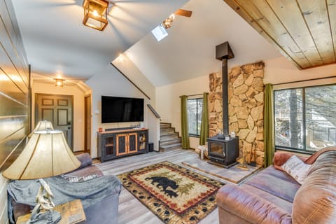 2 Mi to Mi-Wuk Village: Cabin w/ Large Deck House in Mi Wuk Village