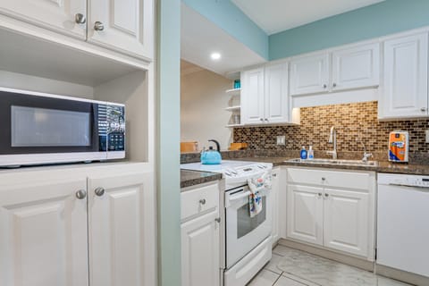 Walkable Bradenton Beach Condo w/ Resort Access Apartment in Bradenton Beach