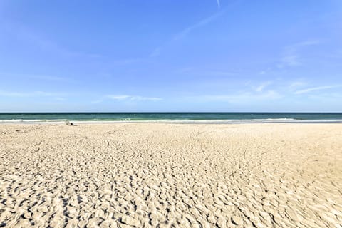 Walkable Bradenton Beach Condo w/ Resort Access Apartment in Bradenton Beach