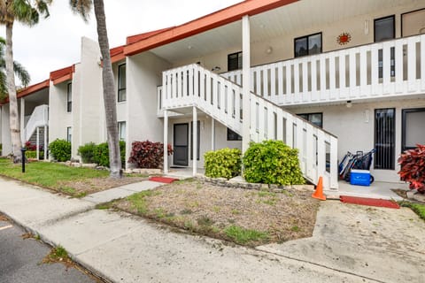 Walkable Bradenton Beach Condo w/ Resort Access Apartment in Bradenton Beach