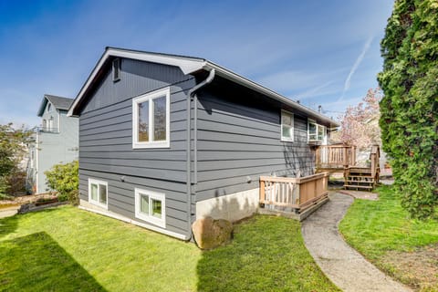 Commuter-Friendly Seattle Apartment! Dogs Welcome Apartment in Ballard