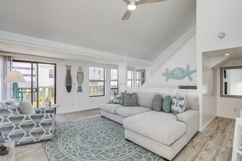 Bright & Airy Myrtle Beach Condo: 1 Block to Ocean Apartment in Myrtle Beach