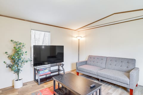 Pet-Friendly Home ~ 5 Mi to Blue Ridge Parkway! House in Asheville