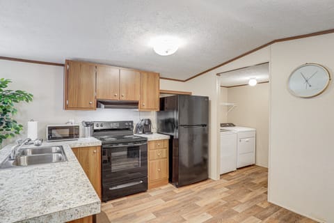 Pet-Friendly Home ~ 5 Mi to Blue Ridge Parkway! House in Asheville