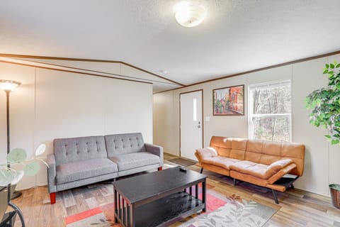 Pet-Friendly Home ~ 5 Mi to Blue Ridge Parkway! House in Asheville