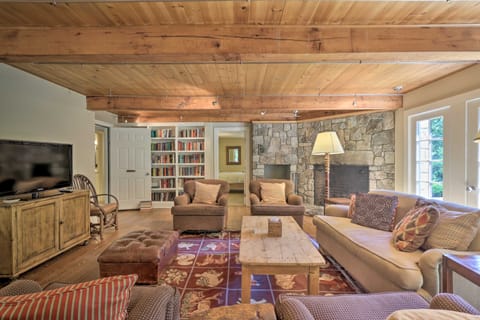 Stunning Warren Lakefront Home: Deck, Grill, Sauna House in New Preston