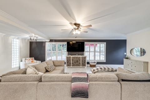 Pool & Home Theater: Lighthouse Point Home! House in Lighthouse Point