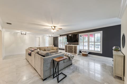 Pool & Home Theater: Lighthouse Point Home! House in Lighthouse Point