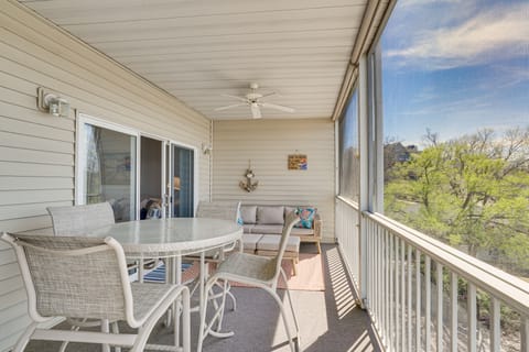 Dine Al Fresco on Balcony: Osage Beach Condo! Apartment in Osage Beach
