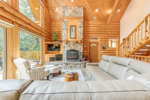 Mountain Cabin w/ Hot Tub: 4 Mi to Shaver Lake! House in Shaver Lake