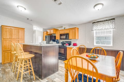 7 Mi to Crystal River: Home w/ Yard & Fire Pit! House in Florida