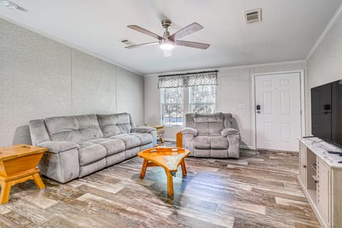 7 Mi to Crystal River: Home w/ Yard & Fire Pit! House in Florida