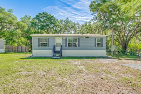 7 Mi to Crystal River: Home w/ Yard & Fire Pit! House in Florida