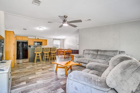 7 Mi to Crystal River: Home w/ Yard & Fire Pit! House in Florida