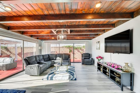 Furnished Patio! South Central Home 14 Mi to DTLA House in Compton