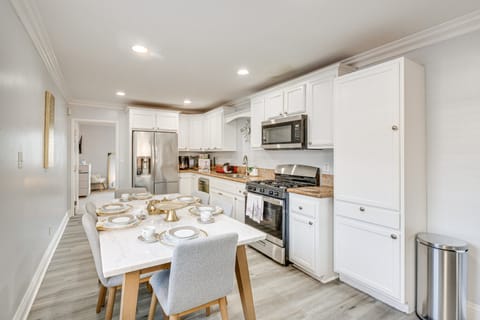 Furnished Patio! South Central Home 14 Mi to DTLA House in Compton