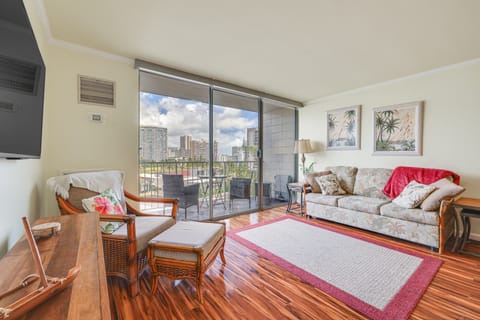 Honolulu Condo w/ Private Lanai: Walk to the Beach Apartment in McCully-Moiliili