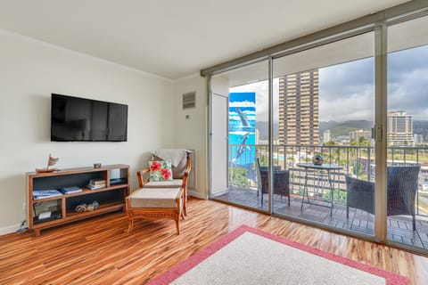 Honolulu Condo w/ Private Lanai: Walk to the Beach Apartment in McCully-Moiliili