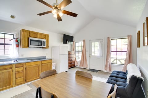 Charming Biloxi Studio w/ Community Pool & Lake! Apartment in Biloxi