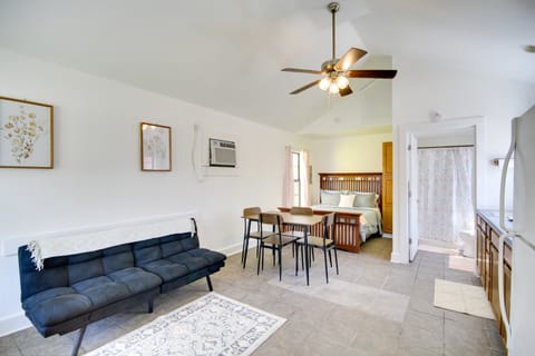 Charming Biloxi Studio w/ Community Pool & Lake! Apartment in Biloxi