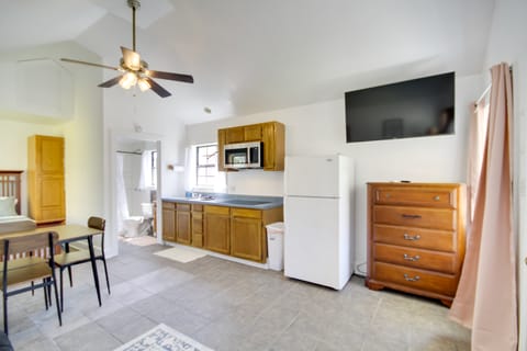 Charming Biloxi Studio w/ Community Pool & Lake! Apartment in Biloxi