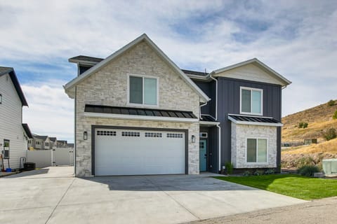 Modern & Spacious Garden City Home w/ Pool Access! House in Garden City