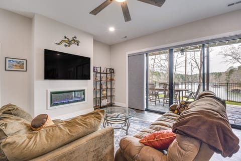 Lakefront Seneca Vacation Rental w/ Shared Dock! Apartment in Lake Keowee