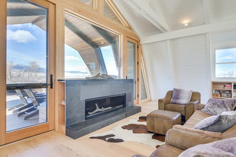 Riverfront Montana Retreat - Deck, Fire Pit & Pond House in Butte