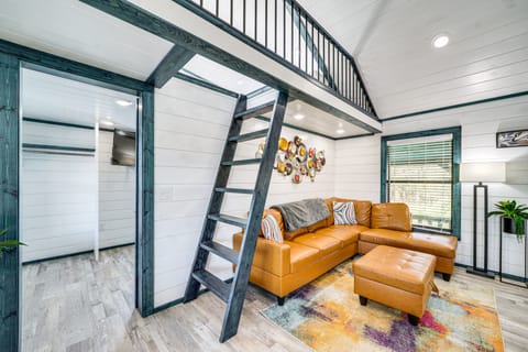 Broken Bow Cabin w/ Hot Tub, Fire Pit & Creek View House in Oklahoma