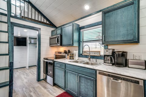 Broken Bow Cabin w/ Hot Tub, Fire Pit & Creek View House in Oklahoma