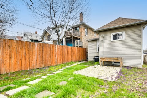 Pet Friendly: 8 Mi to Chicago - Fenced Backyard! House in Oak Park