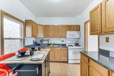 Pet Friendly: 8 Mi to Chicago - Fenced Backyard! House in Oak Park