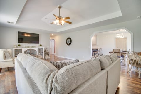 2 Mi to Grand Lake: Grove Home w/ Fenced-In Yard House in Grove