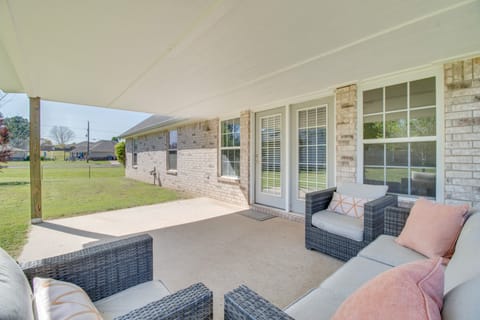 2 Mi to Grand Lake: Grove Home w/ Fenced-In Yard House in Grove