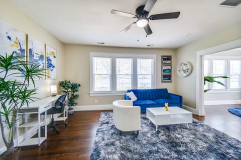 Modern Portsmouth Apartment: Walk to Norfolk Ferry Apartment in Portsmouth