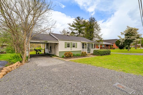 Riverfront Tennessee Retreat w/ Patio & Boat Ramp! House in Elizabethton