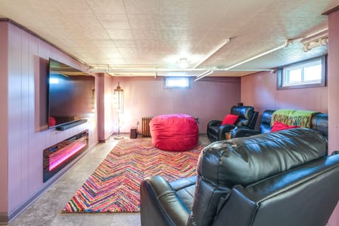 Movie Theater! Family Home, 5 Mi to Dtwn Roanoke House in Roanoke