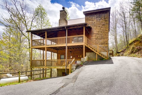 Sevierville Cabin w/ Hot Tub ~ 4 Mi to Nat’l Park! House in Sevier County