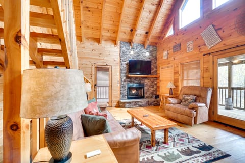 Sevierville Cabin w/ Hot Tub ~ 4 Mi to Nat’l Park! House in Sevier County